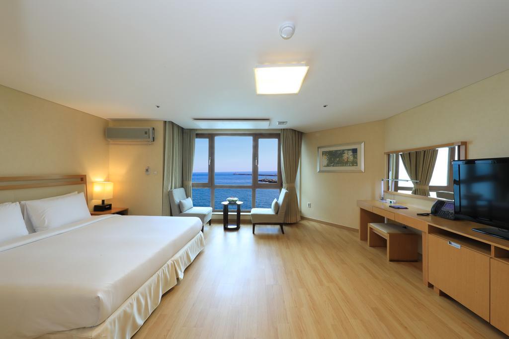 Ocean Suites Jeju Hotel Стая снимка